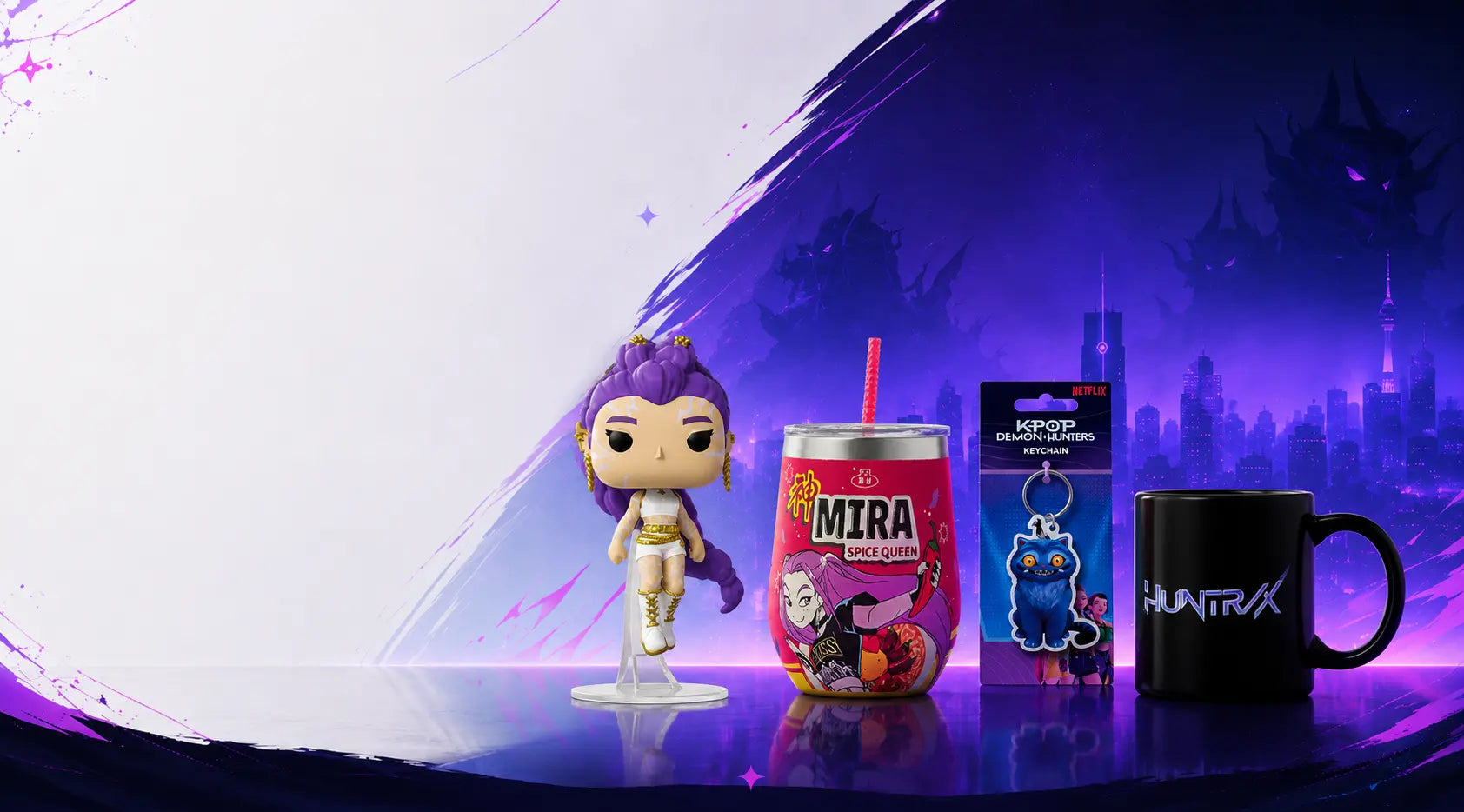 K-Pop-Demon-Hunters-Banner mit einer violett-goldenen Sammelfigur, rotem Mira-Trinkbecher, blauem Derpy-Schlüsselanhänger und schwarzer HUNTR/X-Tasse vor einer neonvioletten Skyline.