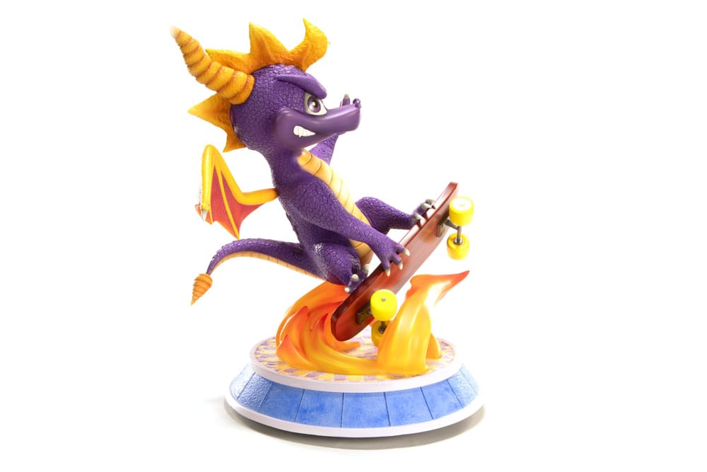 Spyro : Year of the Dragon PVC Statue Spyro Skateboard 34 cm