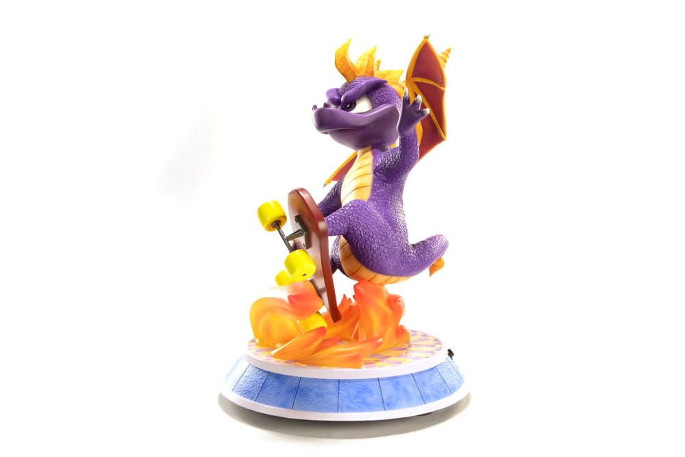 Spyro : Year of the Dragon PVC Statue Spyro Skateboard 34 cm