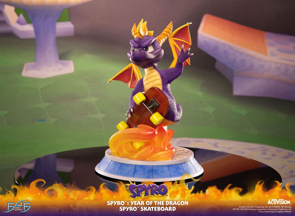 Spyro : Year of the Dragon PVC Statue Spyro Skateboard 34 cm