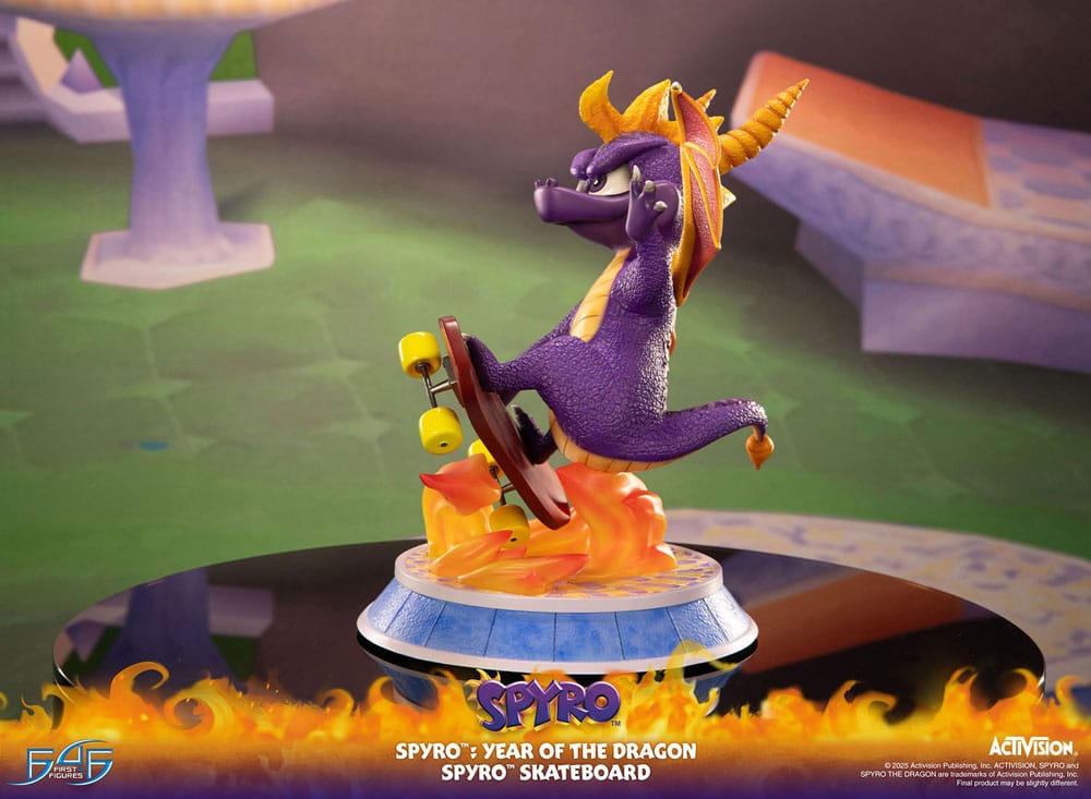 Spyro : Year of the Dragon PVC Statue Spyro Skateboard 34 cm
