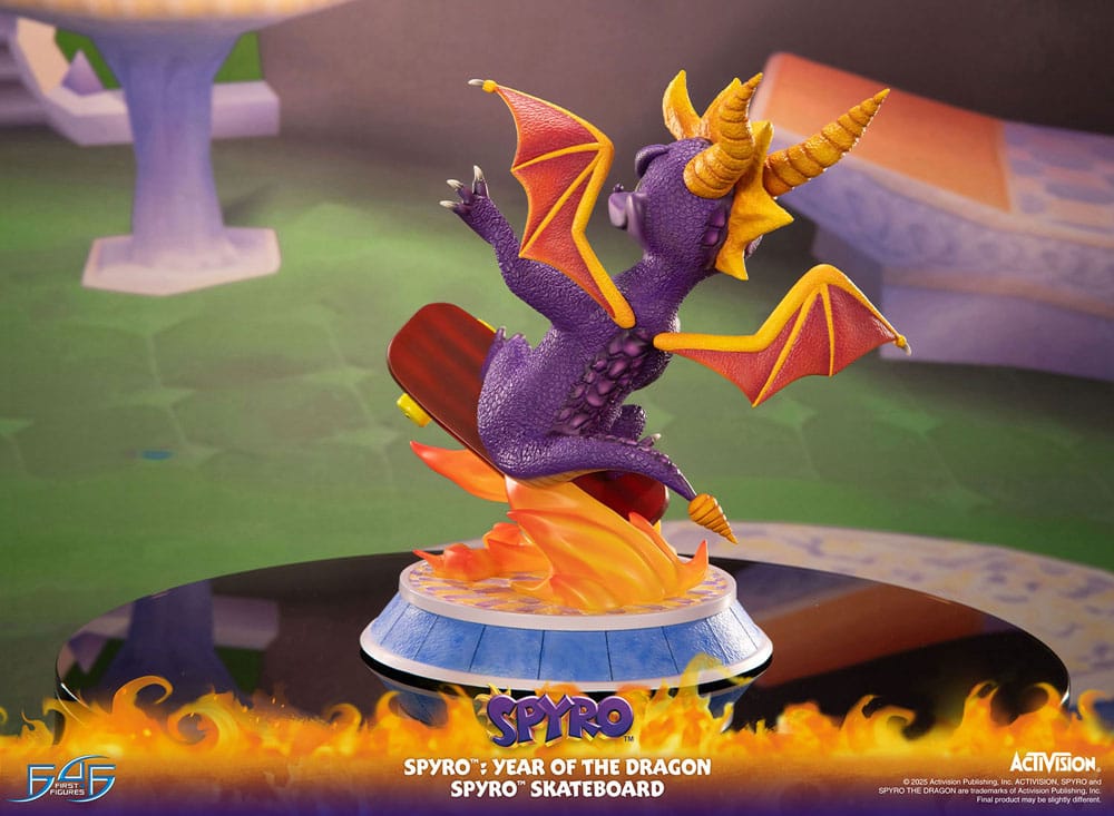 Spyro : Year of the Dragon PVC Statue Spyro Skateboard 34 cm