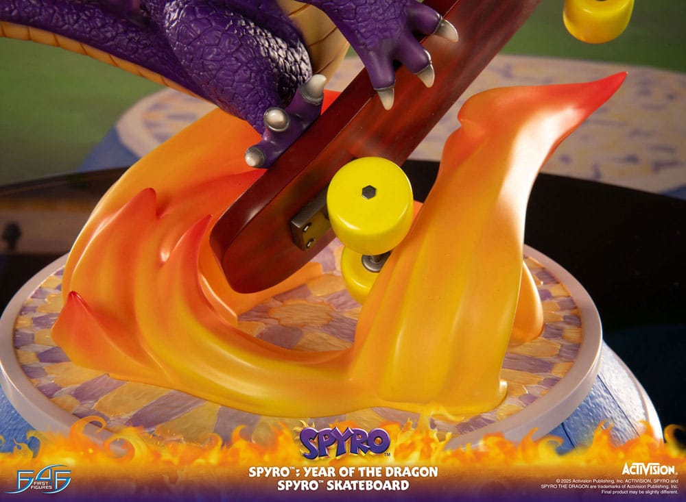 Spyro : Year of the Dragon PVC Statue Spyro Skateboard 34 cm