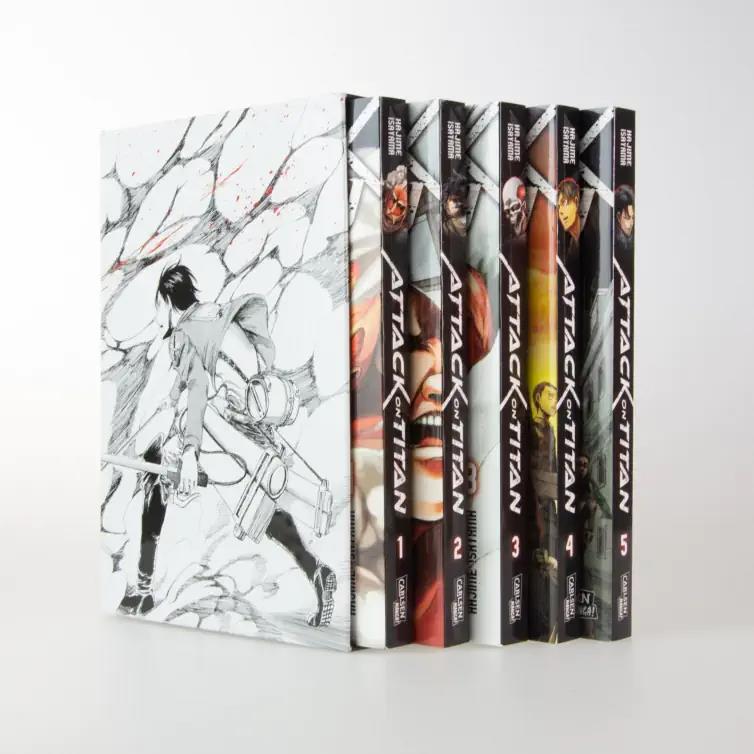 Attack on Titan, Bände 01-05 (im Sammelschuber mit Extra)